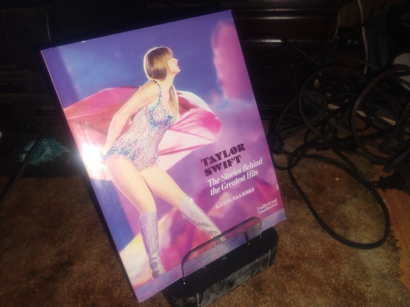 Taylor Swift: The Stories Behind the Greatest Hits Annie Zaleski PAPER BACK
