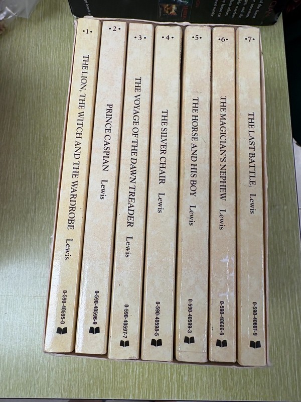SET of 7 C. S. Lewis Chronicles of Narnia Books in slipcase, Very good condition