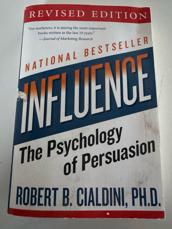Robert B. Cialdini Influence: The Psychology of Persuasion Paperback Revised Ed…