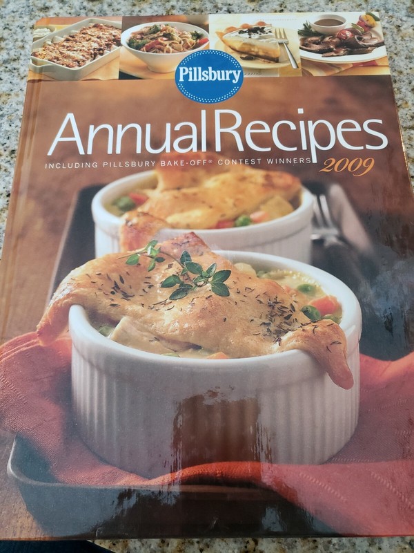 2009 Pillsbury Cookbook Recipes Bake Off Pictures 352 Pages Hard Cover Baking