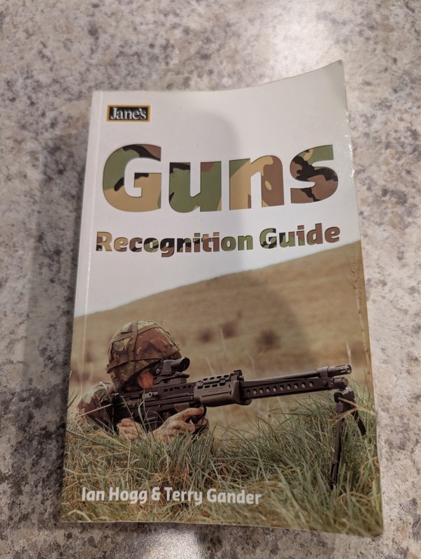 Jane’s Guns Recognition Guide by Ian Hogg and Terry J. Gander (2005, Trade…