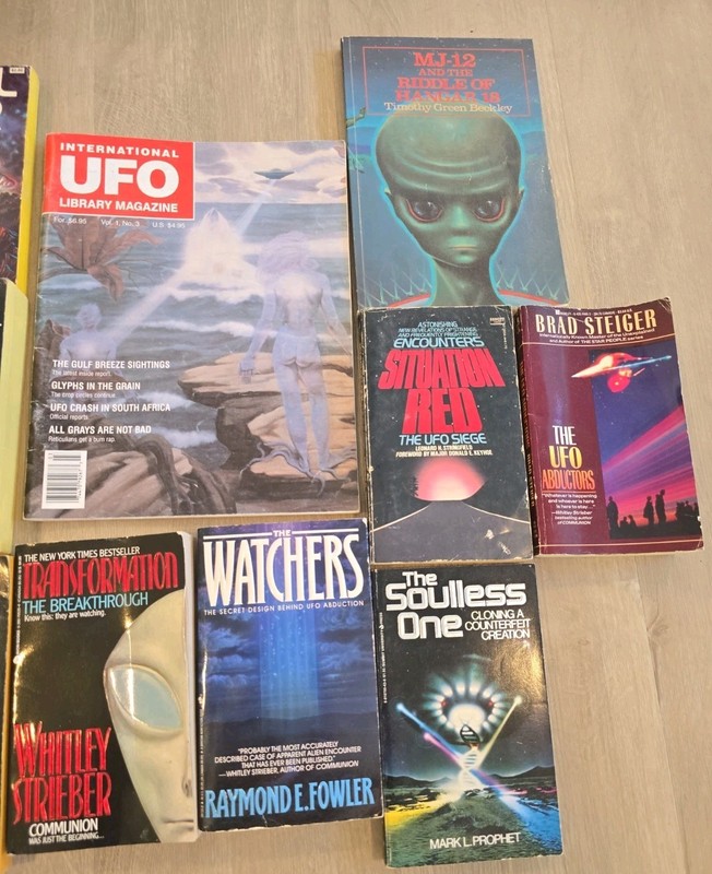 27 Old Vintage UFO Flying Saucer Paperback Book Lot Conspiracy Alien Final War gallery