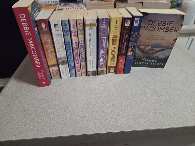 Debbie Macomber Lot Of 12. Many 2 Or 3-in-1=19 Stories Some W/diff Authors PB