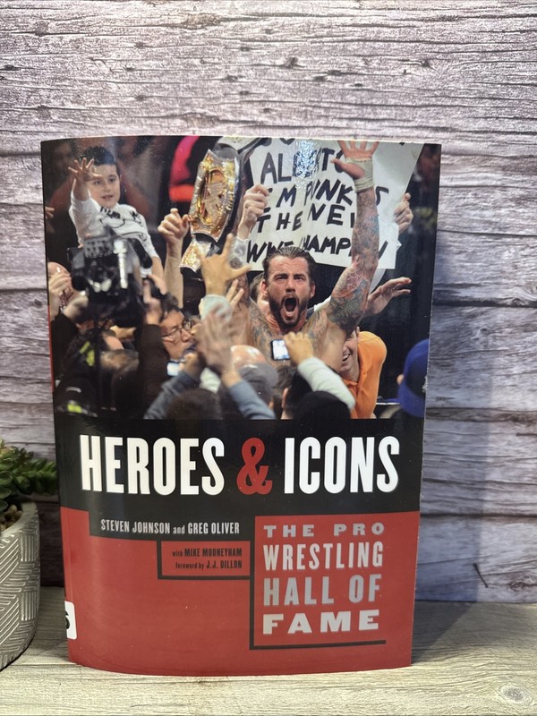The Pro Wrestling Hall Of Fame: Heroes & Icons VERY GOOD