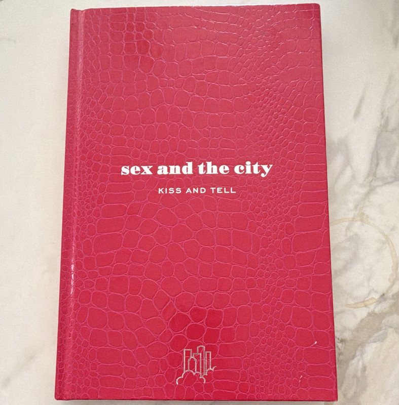 Sex and the City: Kiss and Tell Hardcover First Edition – Amy Sohn (English)