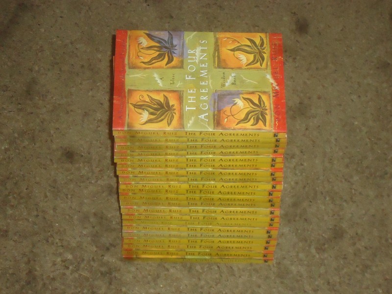 Lot 20 Copies The Four Agreements Don Miguel Ruiz + 1 Copy in Spanish gallery