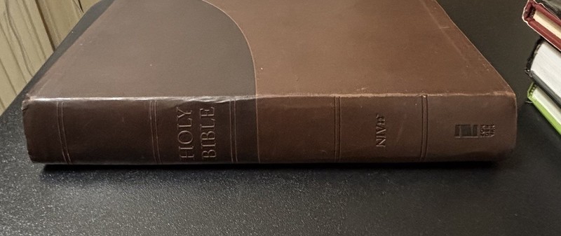 NIV Super Giant Print Reference Bible 2011 Brown Leathersoft 16.5pt Font - EUC gallery
