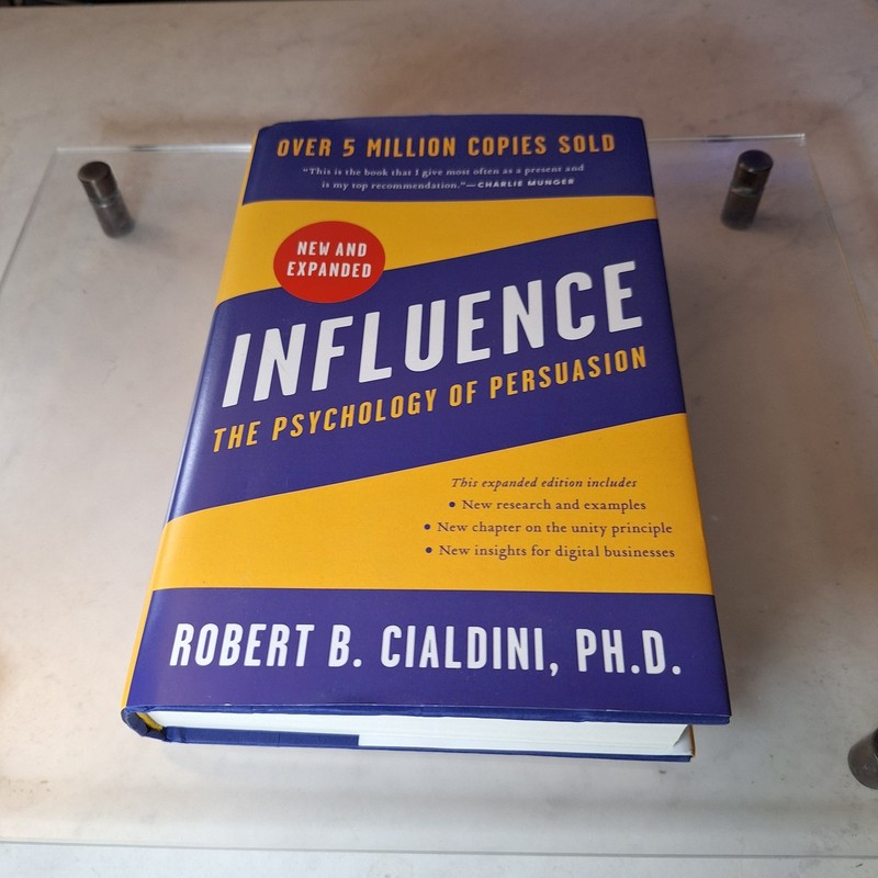 Influence, New and Expanded : The Psychology of Persuasion by Robert B. Cialdini
